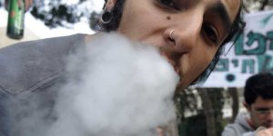 Все больше работающих американцев курят марихуану