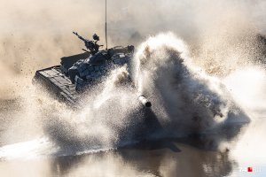 Через дым, огонь и воду: смотрим, как на Южном Урале стартовали соревнования по танковому биатлону