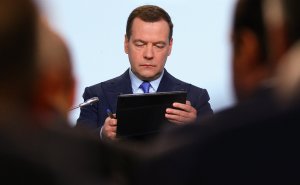 Медведев сообщил о присылаемых ему в соцсети жалобах на долги по зарплате