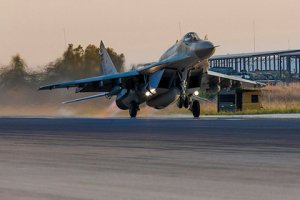 Воздушно-космические силы (ВКС) России нанесли массированный авиаудар в сирийских провинциях Хама и Идлиб по районам, находящимся под контролем боевиков
