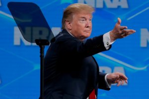 Пьяный американец бросил телефон в Трампа