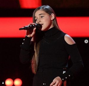 Работникам завода, изготавливающего среди прочего военную продукцию и расположенного в Курской области, заплатили, чтобы они проголосовали за дочь певицы Алсу Микеллу Абрамову в финале шоу Голос