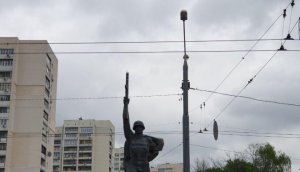 В Харькове молния попала в памятник и срезала украинский флаг