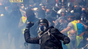[Снявши голову...] Le Monde: ослабив посредников между властью и обществом, Макрон подверг опасности самого себя. «Тот, кто живет в стеклянном доме, не должен бросаться камнями в других»