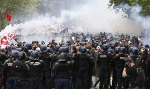 Во Франции стало возможным нанять вместо себя человека для участия в манифестациях