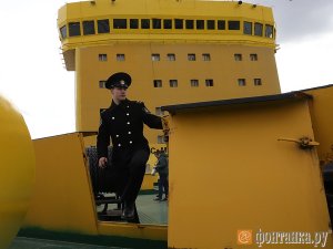 В Неву заплыли ледоколы. Горожане встали в очередь.