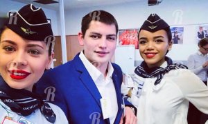 Погибший в Шереметьево бортпроводник пытался открыть заднюю дверь (Максим Моисеев до последнего не выходил из самолета, отметил собеседник агентства)