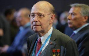 Самолеты с Парада Победы изменили маршрут, чтобы почтить память конструктора Новожилова