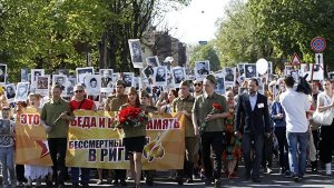 В Риге в шествии "Бессмертного полка" участвовали около 20 тысяч человек.