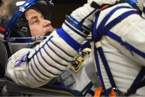 Космонавты жаловались на запах спирта после стыковки Dragon-2 с МКС