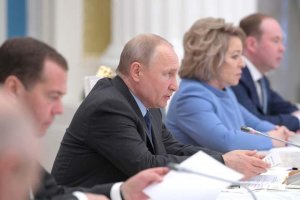 Путин отметил годовщину очередного президентства в кругу непонимающих