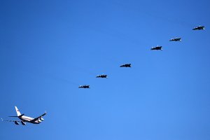 Фото дня. Самолет Путина в Ахтубинске встречали шесть истребителей Су-57