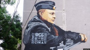 На мурале с изображением Путина в Крыму появилось «послание к ФСБ»
