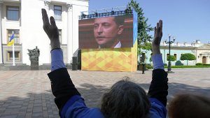 «Не имеет поддержки 73% избирателей». Петиция за отставку Зеленского, зарегистрированная на его сайте, набрала необходимые для рассмотрения 25 тысяч голосов за сутки вместо 90 дней по закону