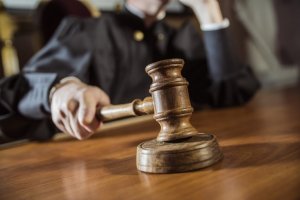 Суд оставил в силе первый в России штраф за оскорбление государства