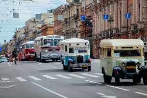 В Петербурге проходит парад ретротранспорта.