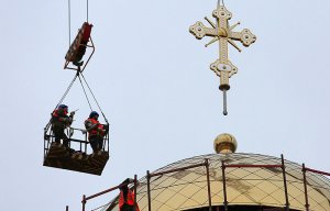 Патриарх Кирилл рассказал, что РПЦ строит три храма в сутки по всему миру. В воскресение предстоятель РПЦ совершил освящение храма Всех Святых в Страсбурге
