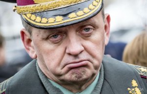 Начальник Генерального штаба Вооруженных сил Украины Виктор Муженко подал рапорт о передаче дел и должности новому главе Генштаба Руслану Хомчаку