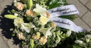 [А как у них?]Свечи и цветы в память об усопшей: в Таллине хоронят эстонскую науку.