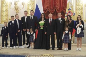 Путин наградил восемь многодетных семей орденами "Родительская слава".