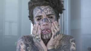 Пятничное: Полицейские ищут «самого модифицированного в мире» австралийца, а он издевается над ними в соцсетях