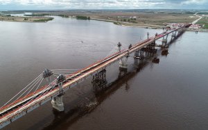 Состыкованы российская и китайская части мостового перехода через реку Амур.