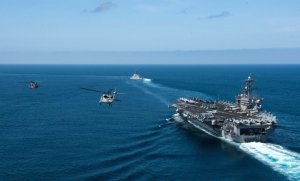 Хуаньцю шибао (Китай): США отправили два авианосца, чтобы напугать Россию, а она пригрозила превратить их в живые мишени
