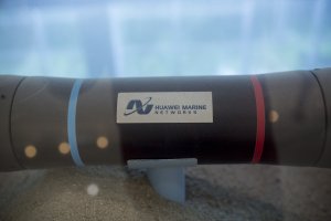 Huawei продаёт бизнес подводных кабелей
