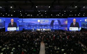 Глубокие перемены требуют адаптации международно‑финансовых организаций, переосмысления роли доллара, который превратился сегодня в инструмент давления страны‑эмитента на весь остальной мир - В. Путин
