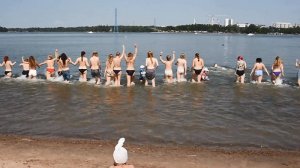 Свободу сиськам. Несколько десятков финок обнажились в Хельсинки, требуя права ходить с голой грудью.