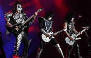 Группа Kiss дала концерт прощального тура в Петербурге.