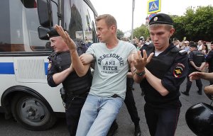 Навального задержали на акции в поддержку Голунова в Москве