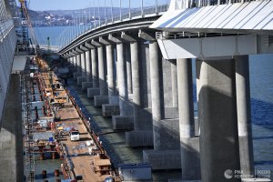 Построен первый железнодорожный путь Крымского моста