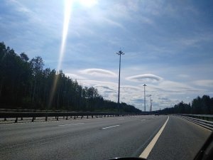«Прилетели!»: петербуржцы радуются облакам-НЛО над портом Бронка.