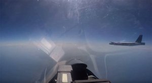 Опубликовано видео перехвата российскими Су-27 бомбардировщиков В-52Н ВВС США ("Ишь ты, с разных сторон заходят, а если нервишки не выдержат?": Чем могут закончиться "пролёты" ВВС США)