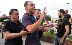 Оппозиция в Грузии вместе с митингующими штурмует здание парламента (Несколько митингующих прорвались во внутренний двор парламента)