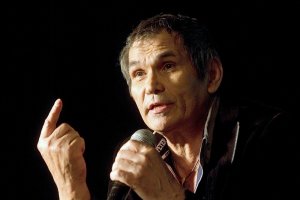 К дому продюсера Бари Алибасова приехали сразу два наряда полиции