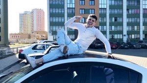 [«Жить будет»] Известный своими социальными экспериментами 21-летний сын экс-депутата и сам депутат, рискует оказаться в колонии после очередного перформанса: броска муляжа гранаты в ноги полицейским