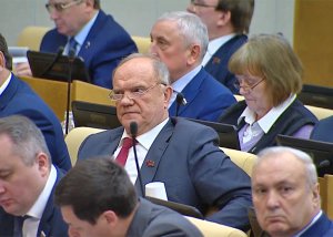 Путин поздравил Геннадия Зюганова с юбилеем и подарил книжку за 100 рублей