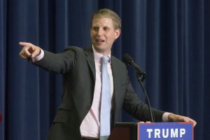 Барменша плюнула в сына Трампа в Чикаго