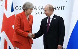 Мэй заявила Путину о доказательствах причастности РФ к отравлению Скрипалей