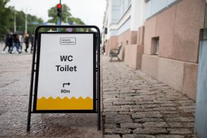 Пятничное: В столице Финляндии запретили туристическим группам использовать общественный туалет в мэрии. Причиной стал шум