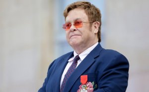 Педалька Элтон Джон обвинил Путина в двуличии из-за заявлений в интервью FT