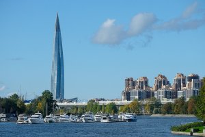 Альпинисты установили на шпиле Лахта-центра метеостанцию (Рабочим пришлось вскарабкаться на высоту 462 метров)