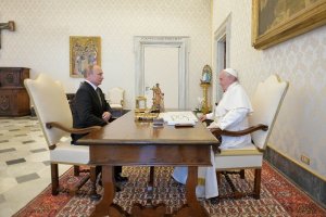 Встреча завершена: Путин подарил Папе Римскому икону и фильм "Грех"