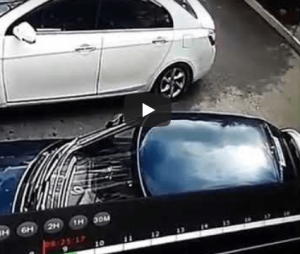 Полтергейст поломал зеркало у машины. Видео