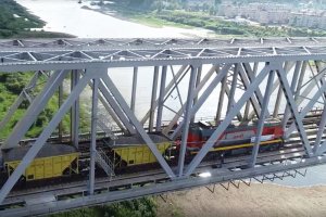 По новому железнодорожному мосту через реку Лена открыли движение поездов