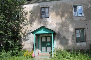 В Кирове семье пенсионеров не дают выехать из опасного для жизни дома