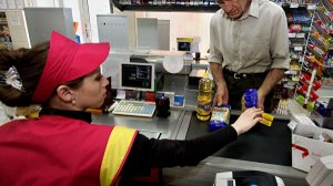 Россияне смогут снимать наличные в магазинах по всей стране, пишут СМИ
