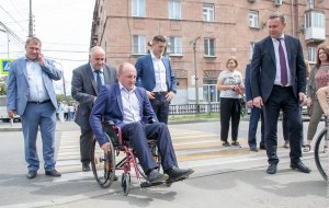 Мэр Нижнего Тагила заставил дорожников проехаться по улицам города в инвалидных колясках
